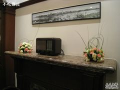 大理石壁炉上有老式收音机和旧上海照片-上海浦江饭店