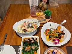 -Chom Cafe and Restaurant