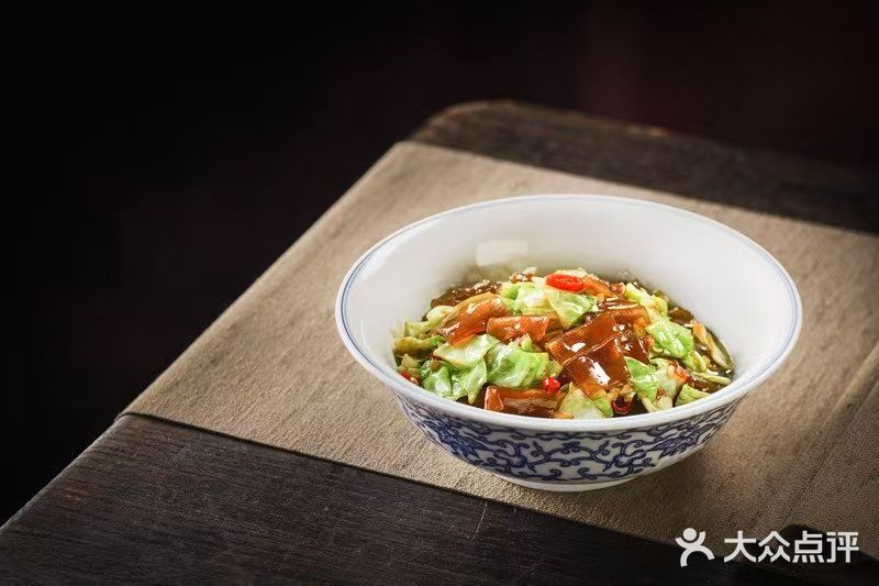 今日菜品推荐：
酸包菜炒山药粉皮：味蕾的奇妙