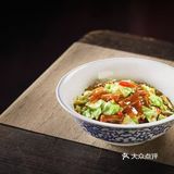 今日菜品推荐：
酸包菜炒山药粉皮：味蕾的奇妙