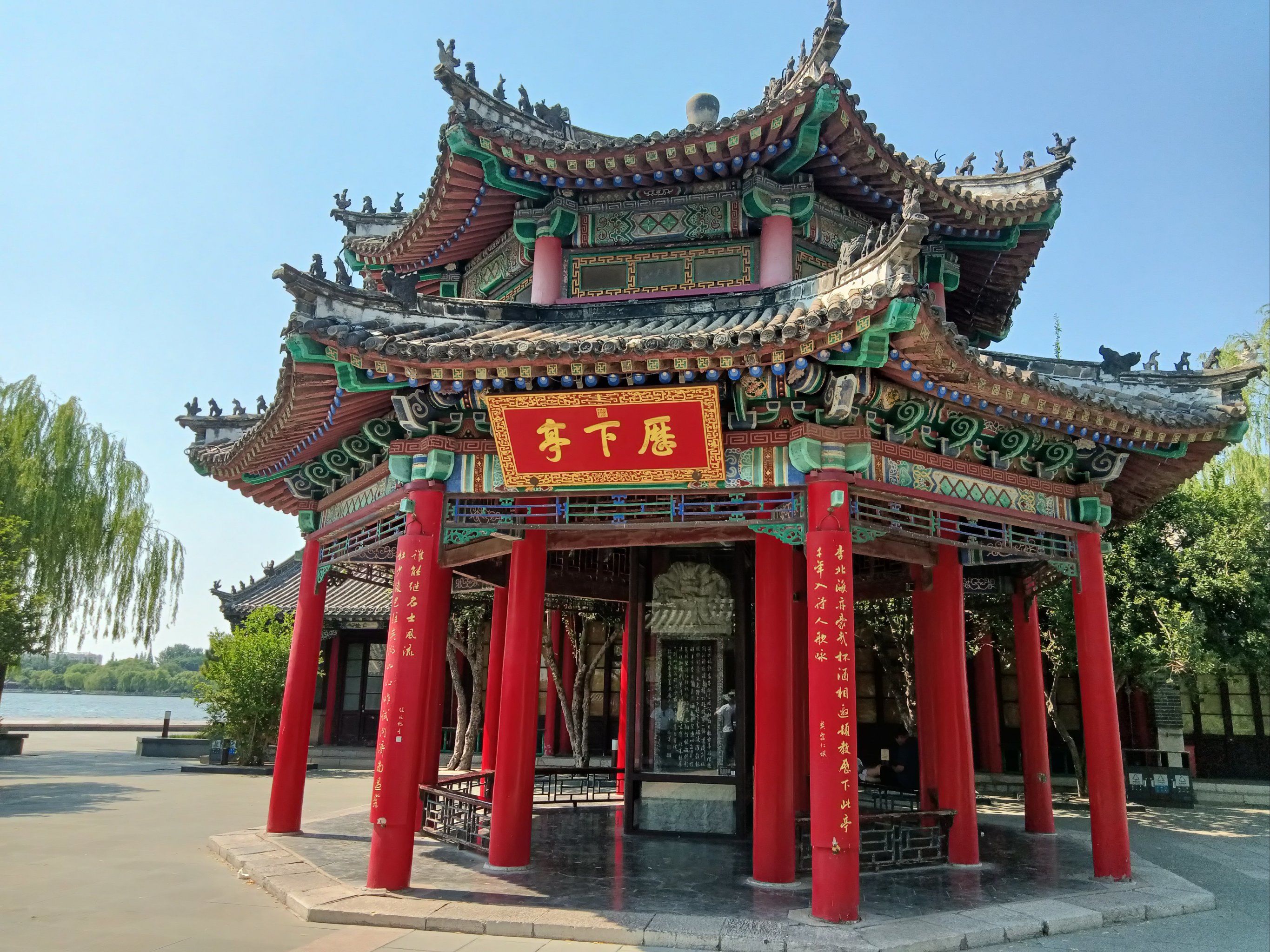 乘船10元中途可以登上湖心岛,上面有杜甫和朋友一起品茶的历下亭,还有