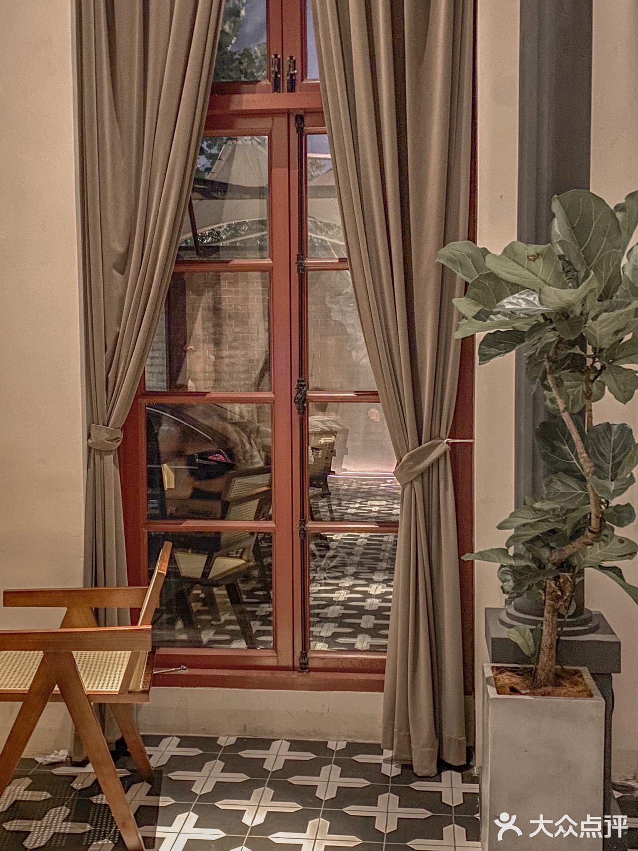 就在这个夏日夜晚🏙看着车水马龙聊聊天吧 