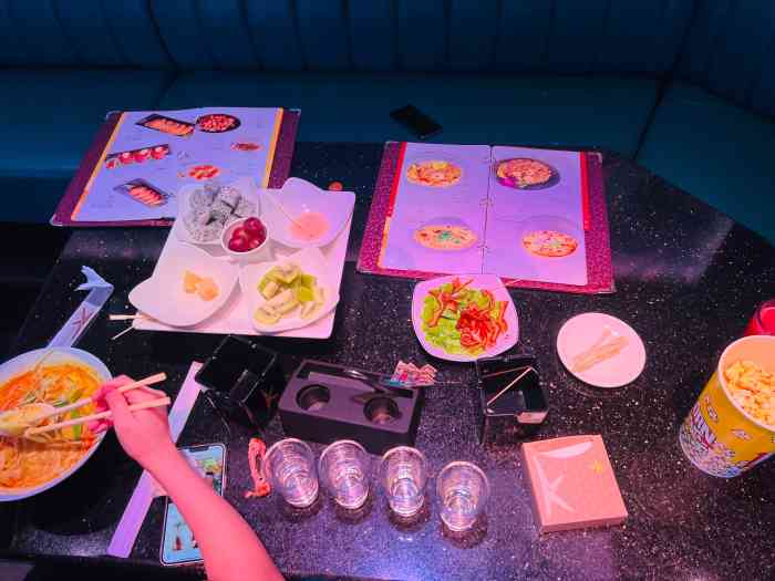 纯k(宝龙店)-"在纯k认真干饭的干饭人们 和我的老盆友老.