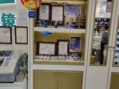 -美式眼镜·授权蔡司.依视路.尼康.豪雅.明月(人民广场店)