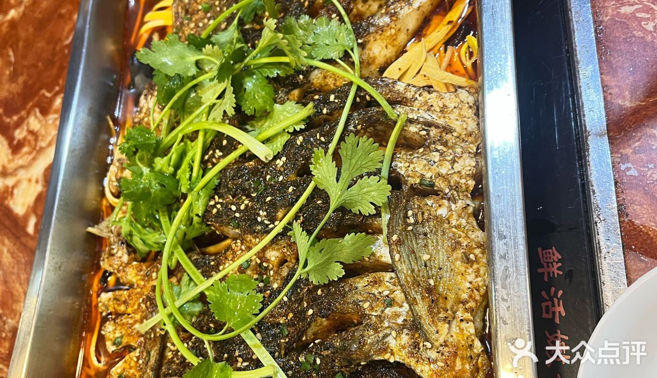 烤串也比所有的烧烤店串得长，国民良心老店