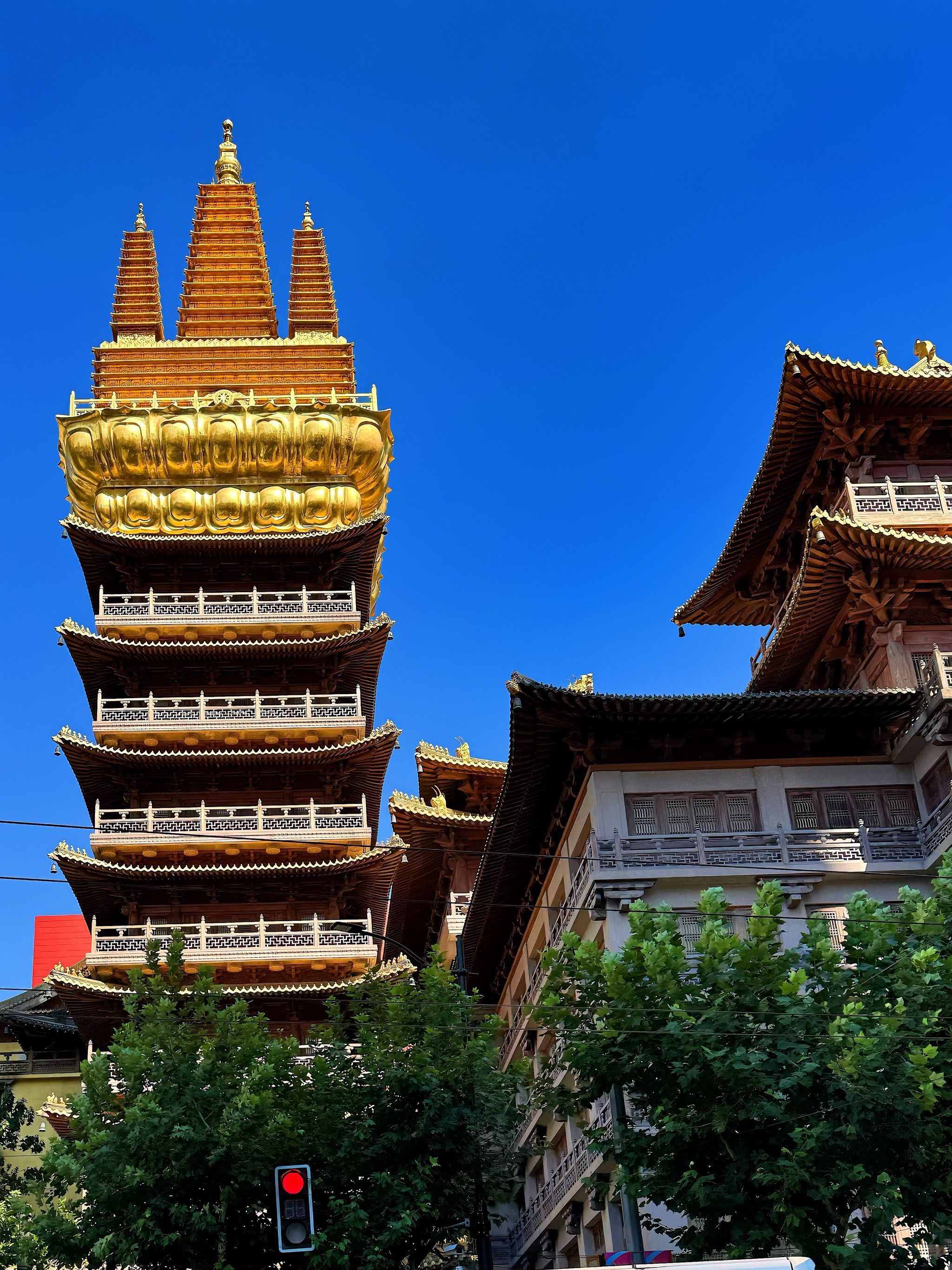 静安寺:繁华都市中的心灵净土