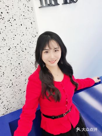 正弘城彩虹街的三楼有一家网红理发店