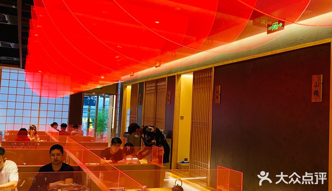 这家店刚刚开，店内硬件都特别新，十分推荐