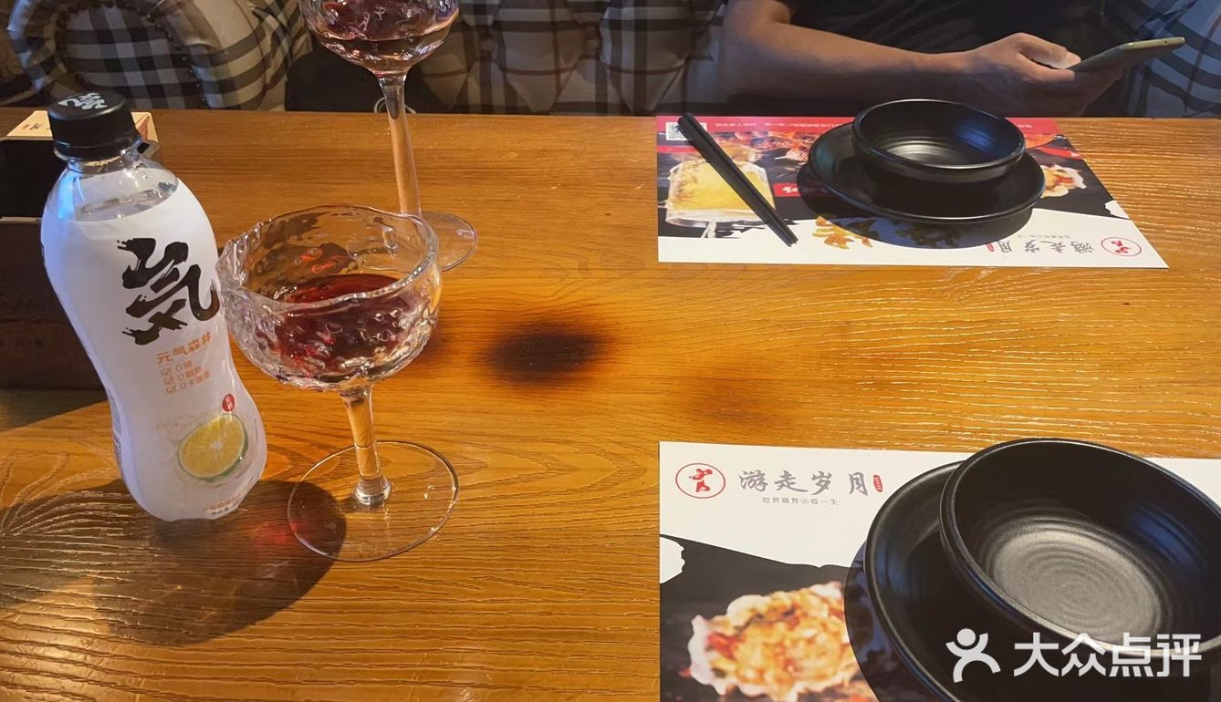 很推荐这家餐厅，一边听着歌，一边吃着美食，是一种享受！