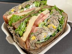 招牌吞拿鱼厚蛋三明治-萤火虫咖啡(后海店)