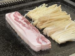 花刀熟成黑五花肉-韩阳王石板烤肉