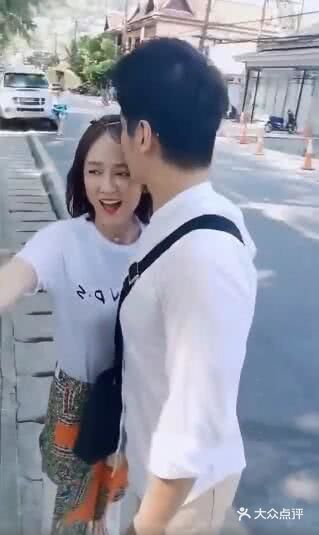 随后在她的额头上轻轻的亲了一口，甜蜜得让人羡慕