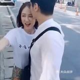 随后在她的额头上轻轻的亲了一口，甜蜜得让人羡慕