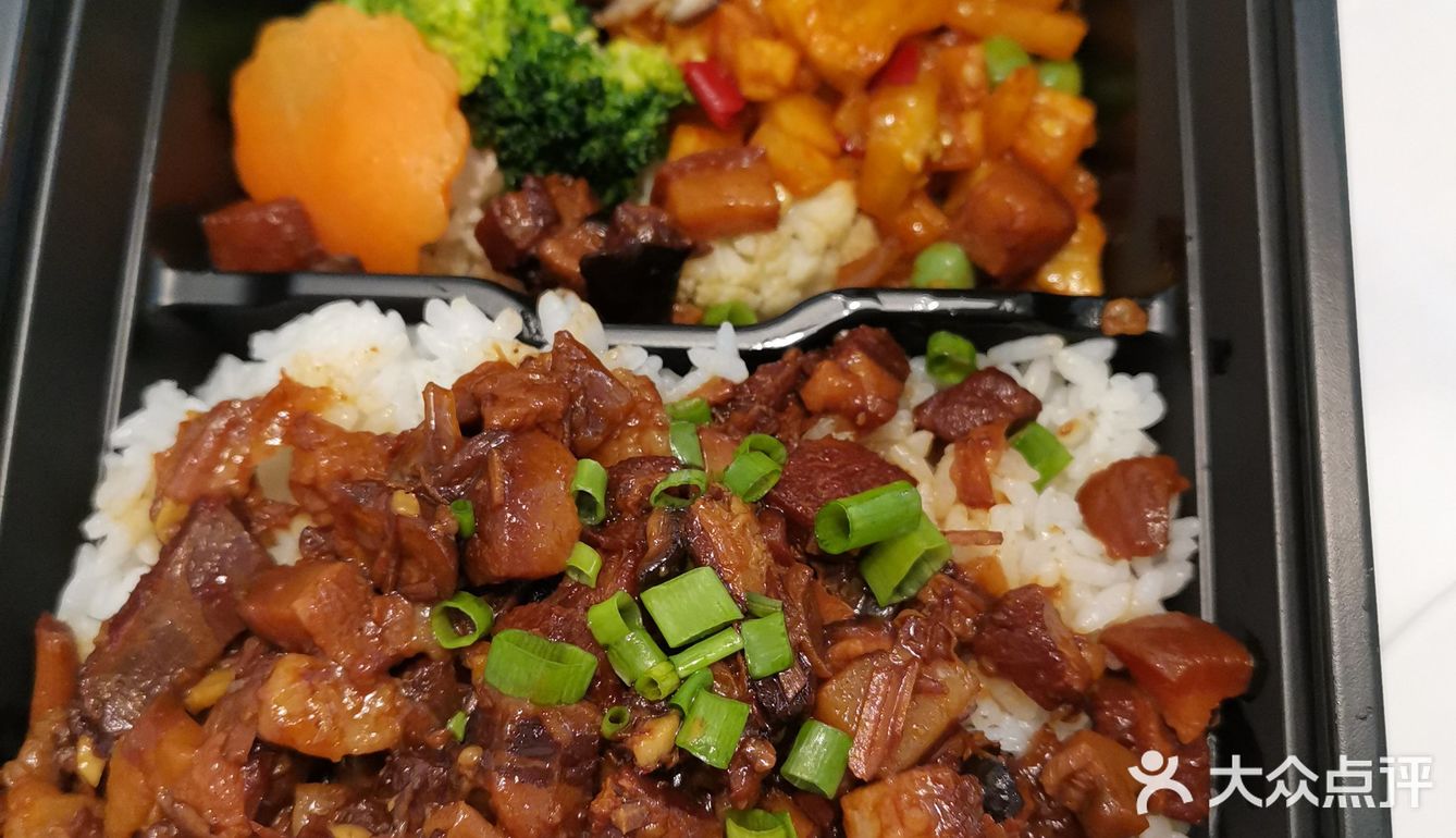 我们又转到隔壁点了意面和蘑菇汤。还有这杯美美的饮料