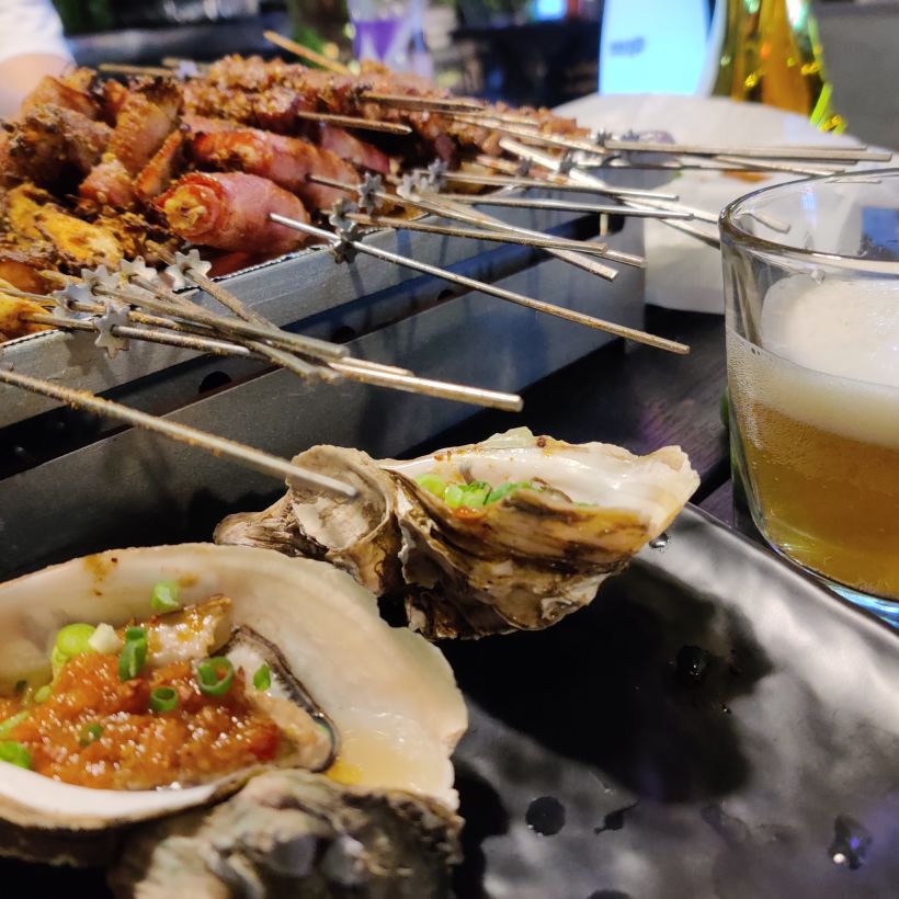 夏天的夜晚就很适合喝啤酒吃烧烤呀