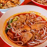 朋友是长沙人，和我一直吹捧湖南米粉比广西粉好吃