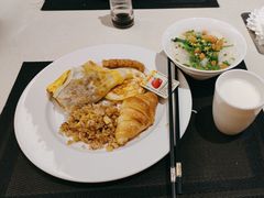 -乌兰湖畔草坪轻奢营地