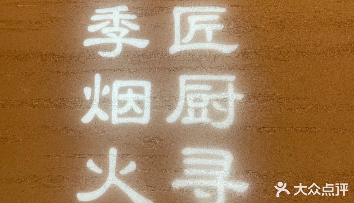 武汉市东湖新技术开发区光谷大道与关南园一路交汇处