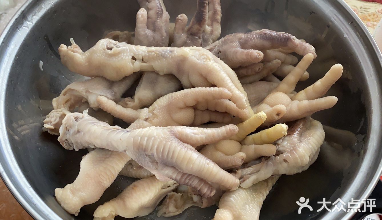 果断的点进来吖～准备：2斤鸡爪，泰椒2两，大蒜2头