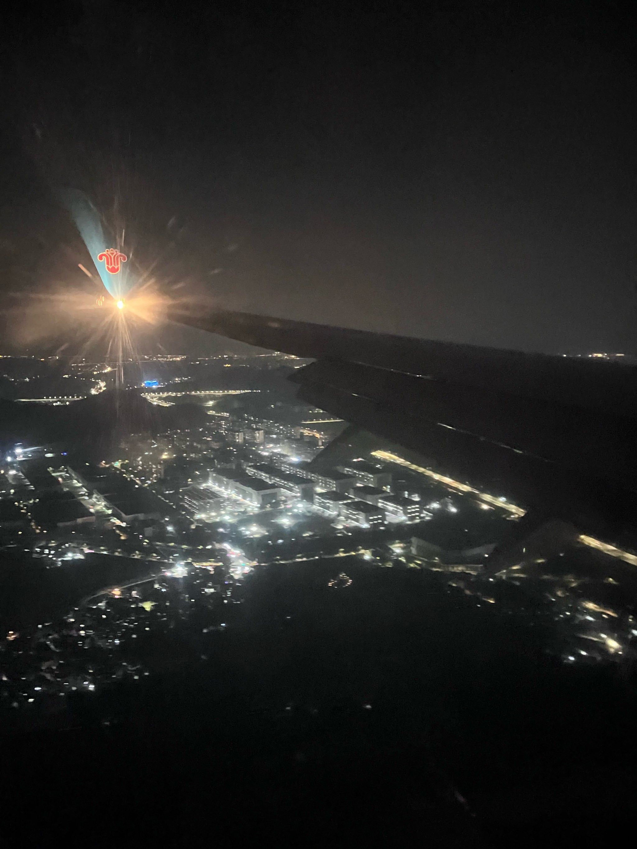 不愧是广州啊,晚上坐飞机上俯瞰,别有一番滋味,很是繁华呢,夜景超棒的