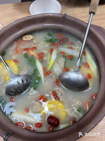 羊肉串口味很嫩 份量还行 味道比其他店的好吃