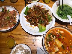 丽江紫洋芋-老滇山寨•云南特色菜•地方菜•民族风情歌舞表演(金碧店)