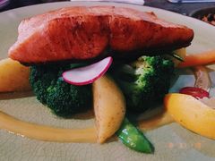 香煎三文鱼排配柠檬芥末汁-SISTERS BAR RESTAURANT川意酒馆(嘉善老市H楼店)