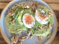 牛油果煮蛋吐司-RAC BAR(安福路店)