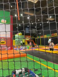 -蹦蹦跳跳(新奥购物中心店)