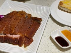 乳猪拼油鸡-香港新发烧腊茶餐厅(书城店)