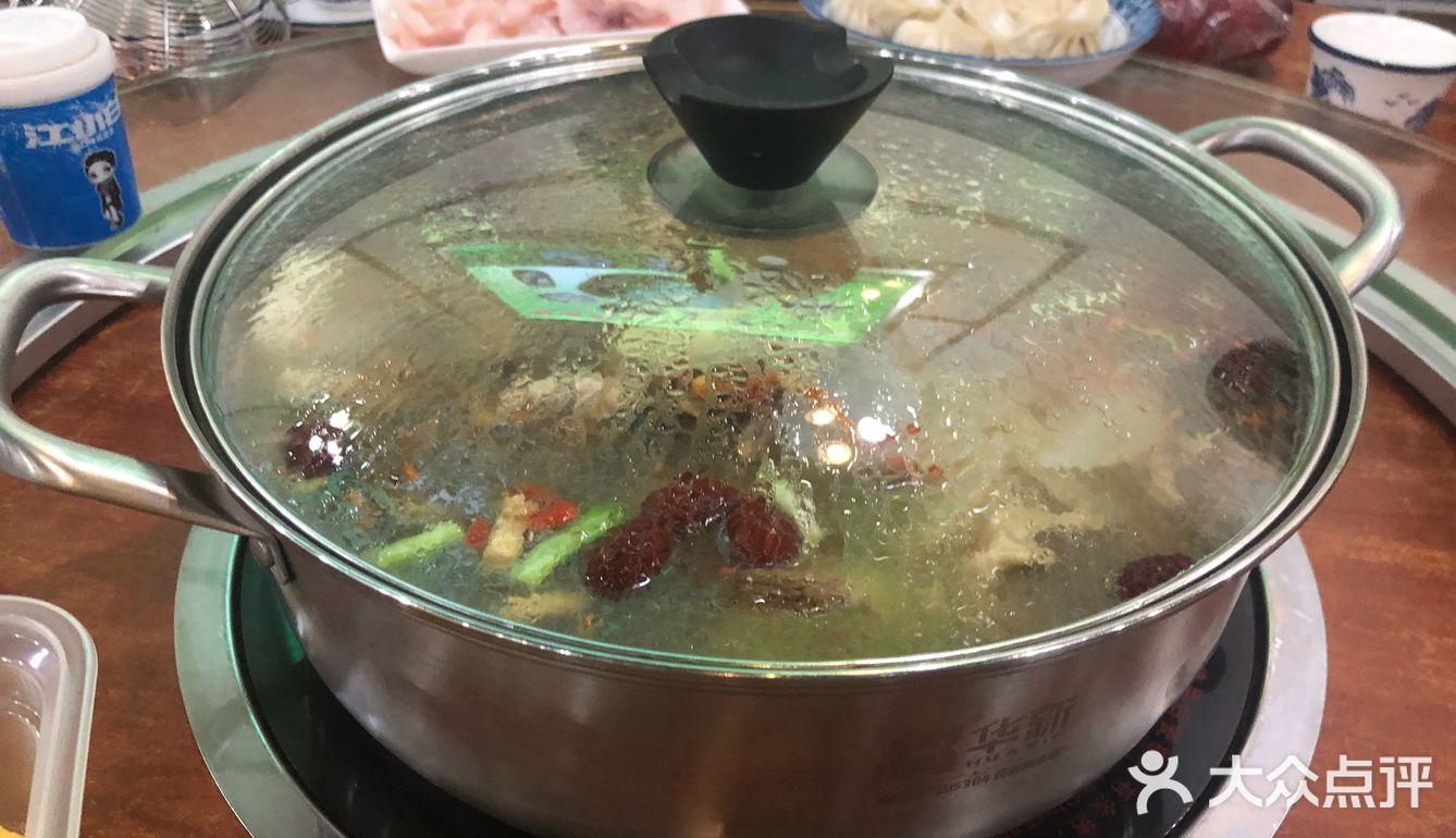 朋友过生日大家集合一起吃鸡