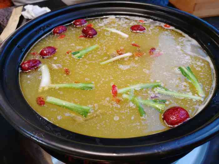 不过锅底里面东西不多,鸡肉和肚条都不多