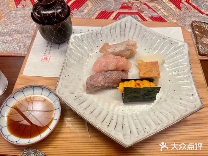 厳·日本料理手握寿司图片