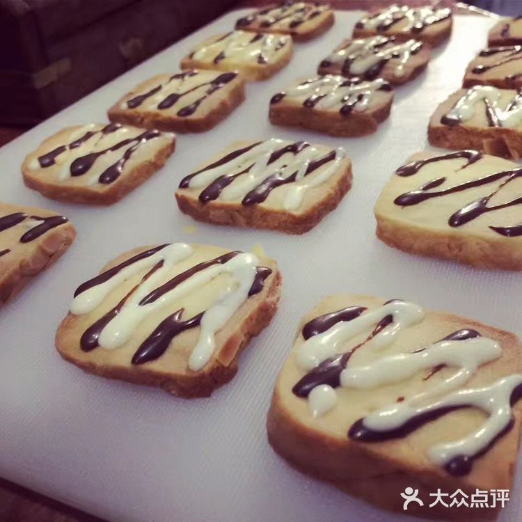 自制姜饼人饼干，很适合圣诞节的气氛！