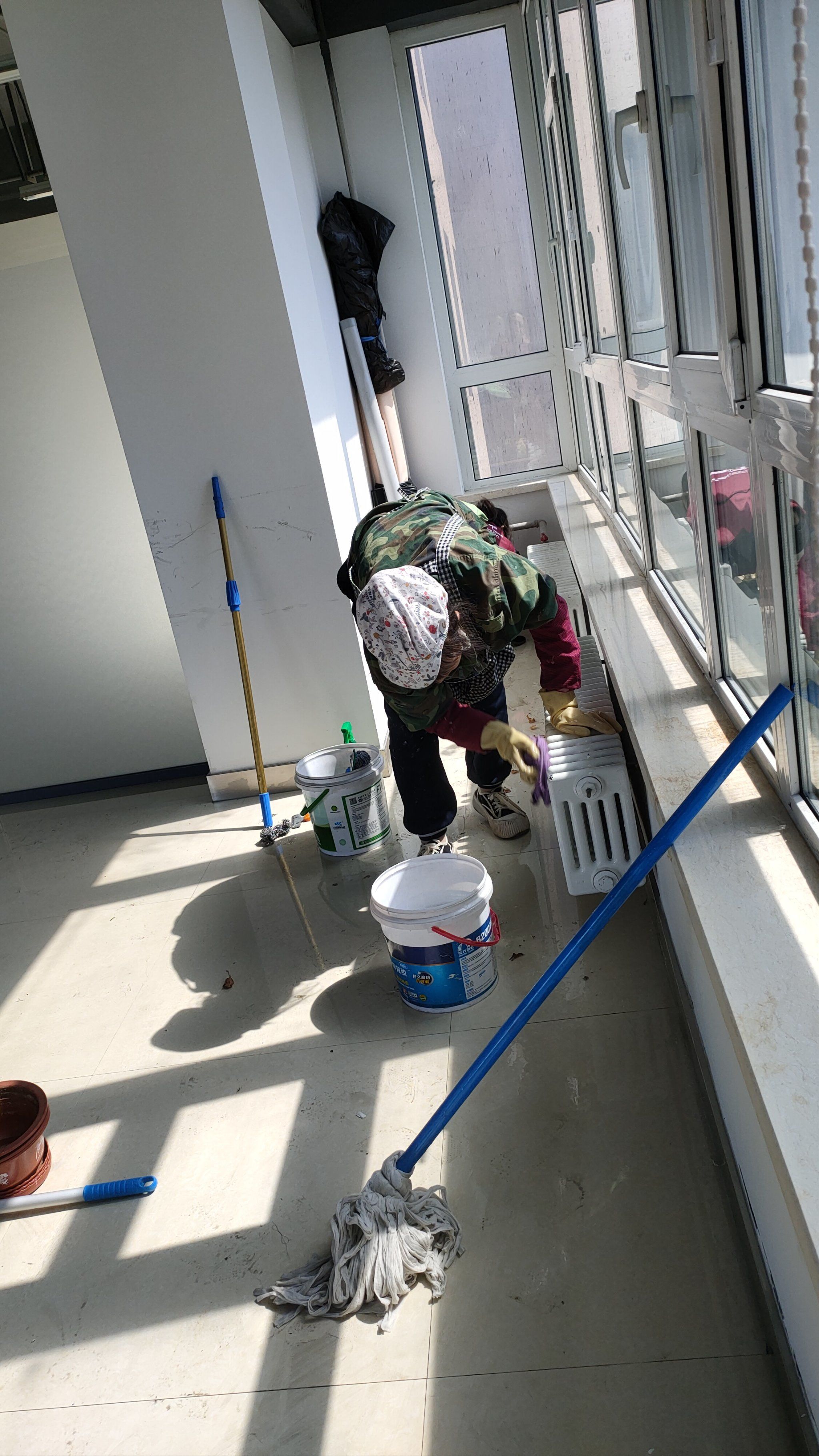 开荒保洁,擦玻璃窗.13314609450