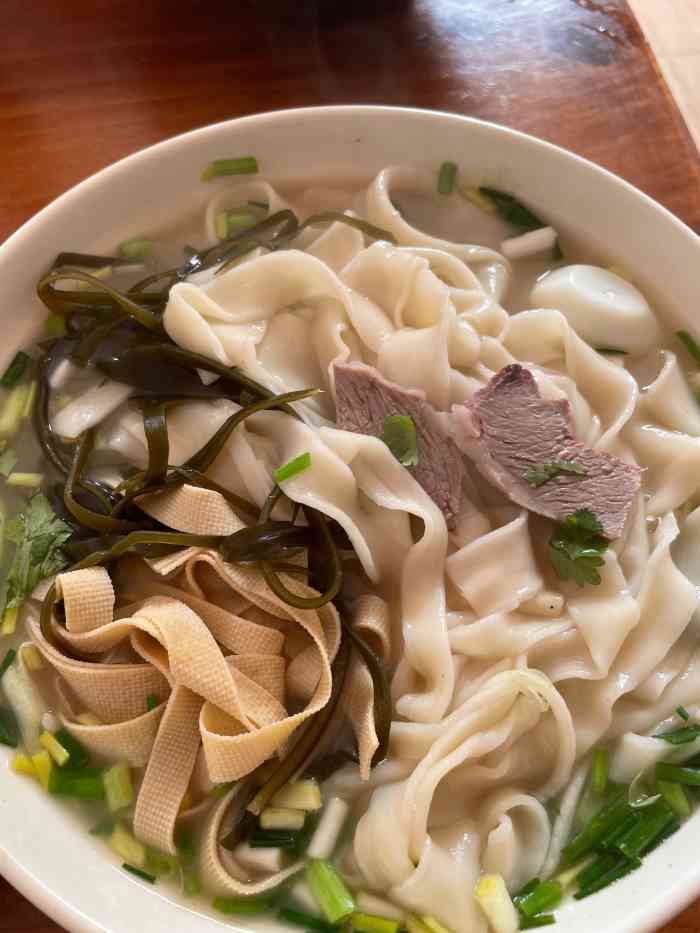 河南烩面-"河南烩面就在公司对面,一大碗面一个人足够.