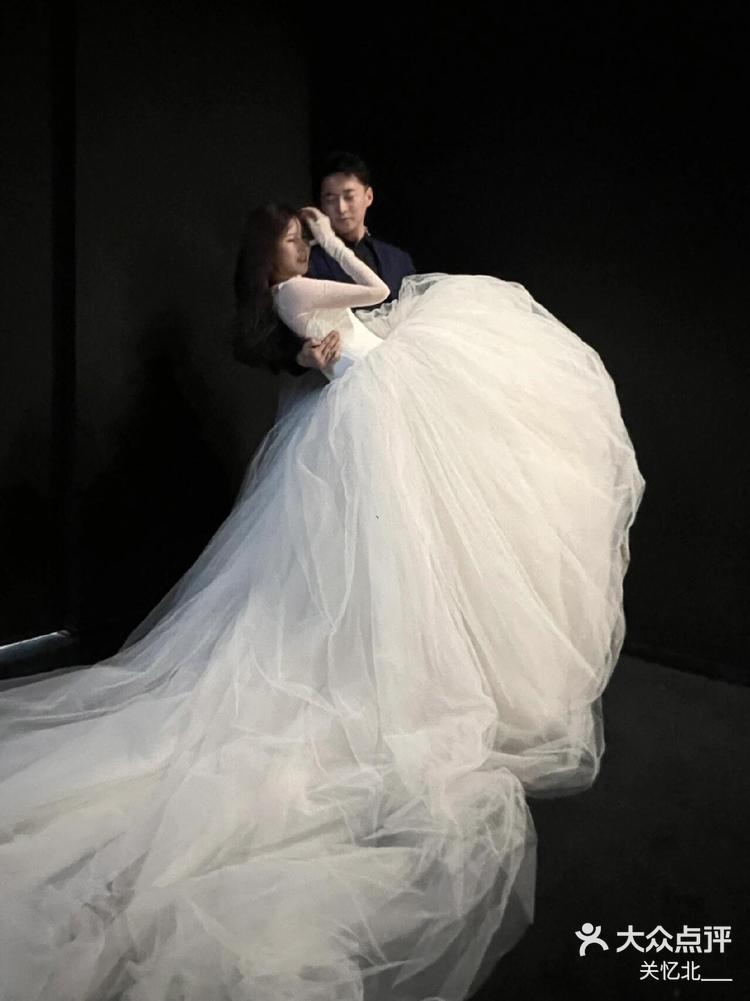 在verawang试婚纱被老公现场公主抱了