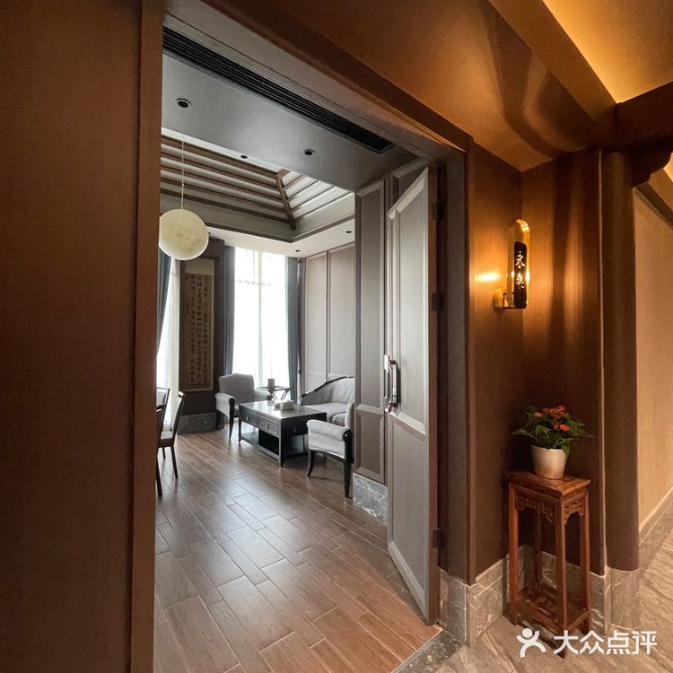 光谷创业街高大上却人均较低的东家院子，请客有面有里！