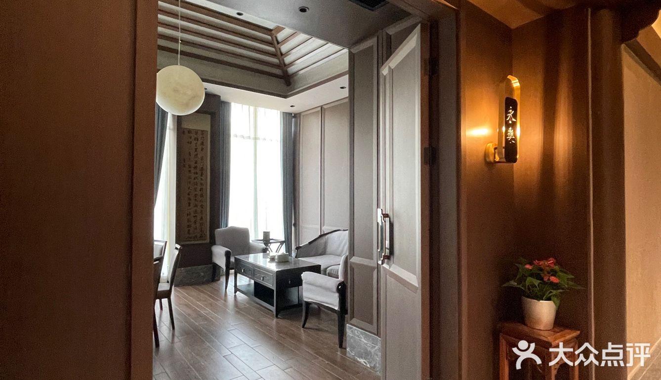 光谷创业街高大上却人均较低的东家院子，请客有面有里！