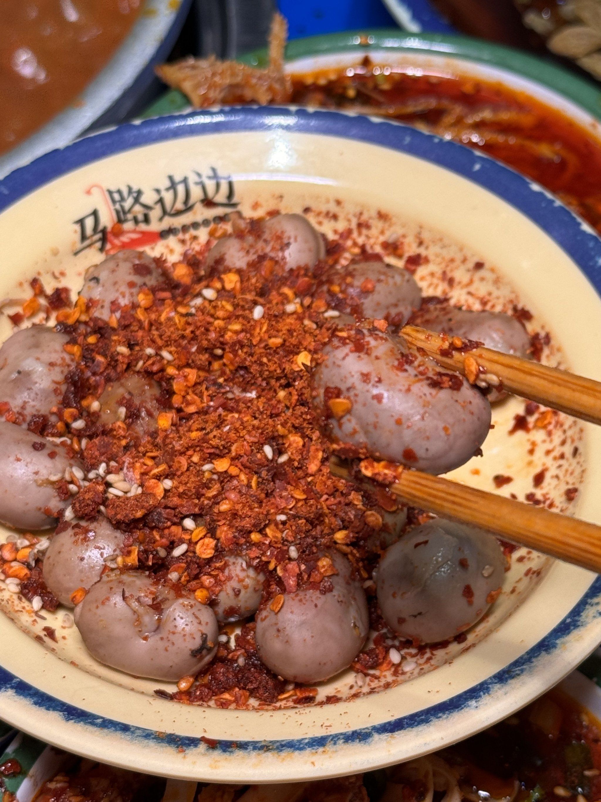 打工人的快乐天堂!马路边边串串香