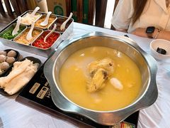 浓厚原只鸡煲花胶汤-鲜入围煮花胶鸡海鲜火锅