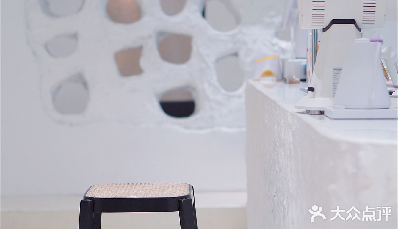 洞穴式纯白咖啡店｜滤镜我要的白是温柔的白