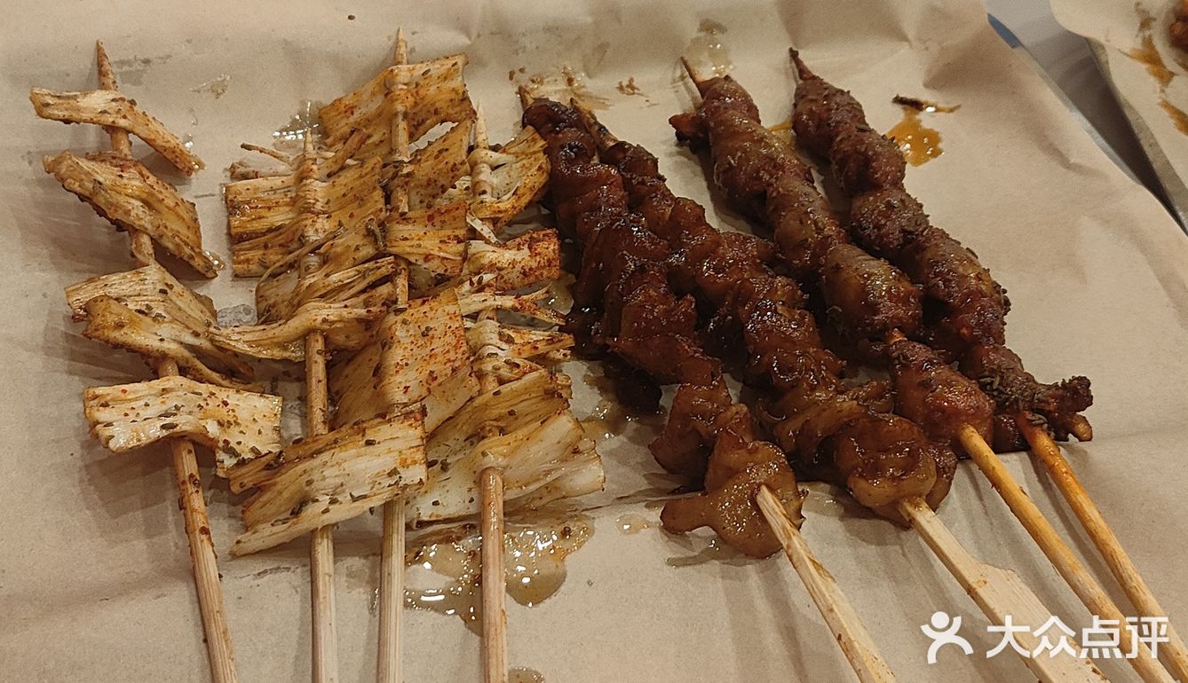 这家烧烤，我能炫三盘！家人们，偶然发现一家超绝的烧烤店