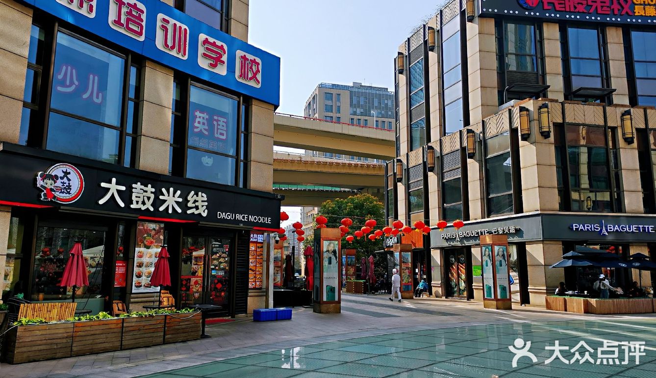 奶茶和超市开始排队 其他还是关闭中