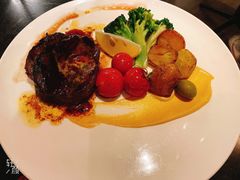 碳烤菲力牛排配土豆泥及红酒汁-WOLFGANG PUCK KITCHEN & BAR(迪士尼小镇店)