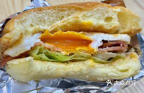 Caramelized Egg Bacon Burger
