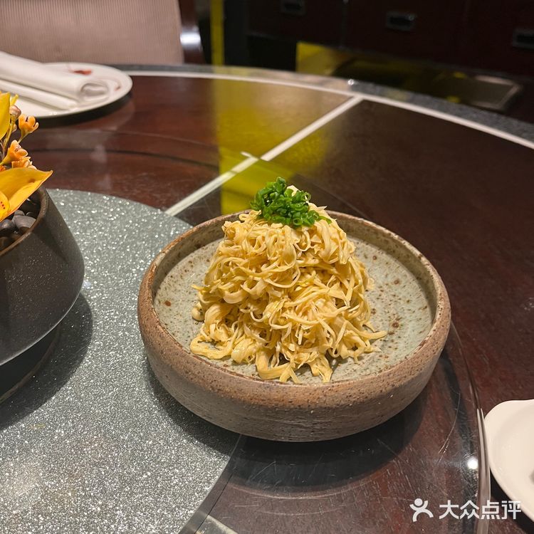 便饭金沙厅，三个人727.7