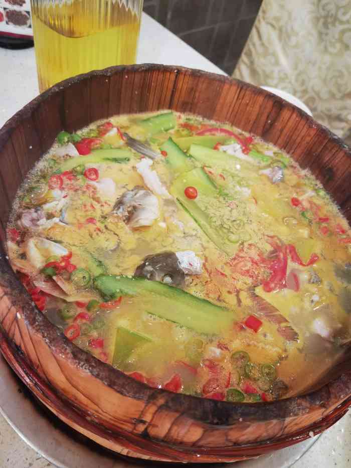 雅府正红木桶鱼(形象店)-"[调皮]这家算是雅安是比较有名的餐厅了.