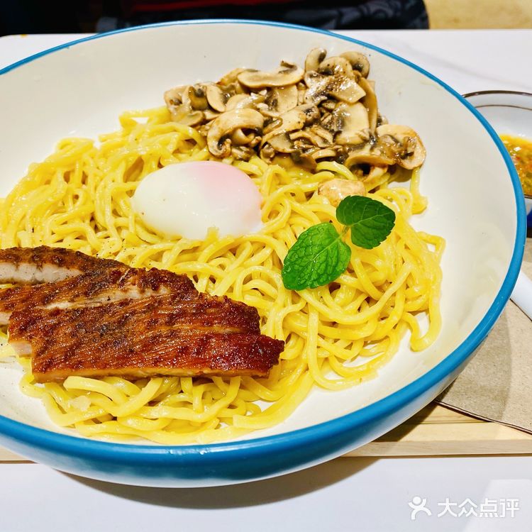 挤走奈雪的金玡居，去得很巧，没有排队，面条人均70一碗