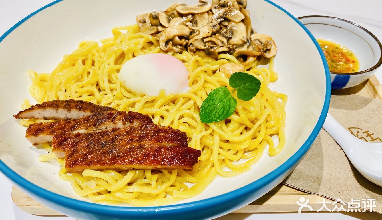 挤走奈雪的金玡居,去得很巧,没有排队,面条人均70一碗